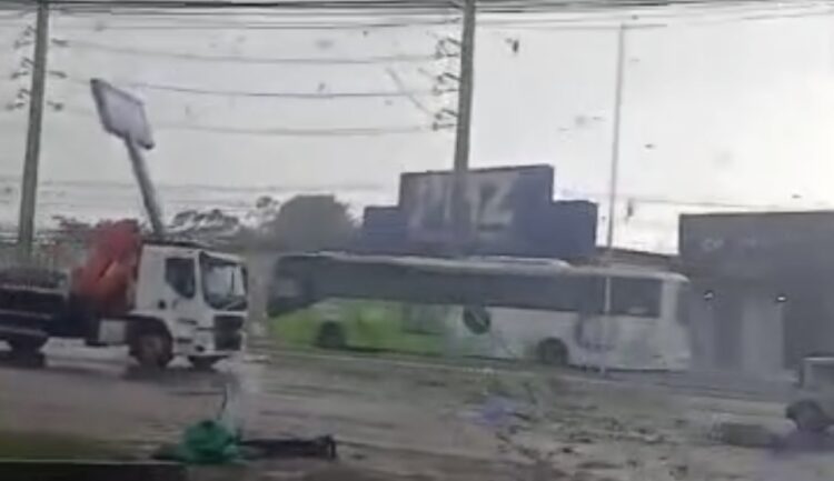 Redemoinho, postes derrubados e destruição: temporal assusta moradores de Ananindeua