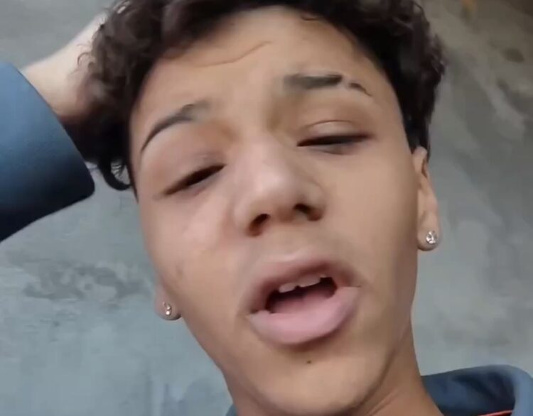 Carro fica pendurado em morro após jovem perder controle ao dar ré: “Minha mãe vai me matar”