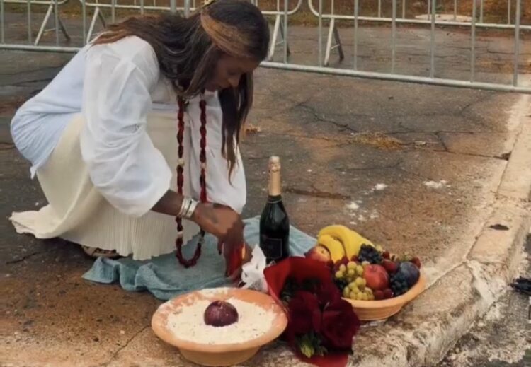 Vereadora do PT faz ritual em frente ao Congresso e diz que foi para “abrir caminhos”