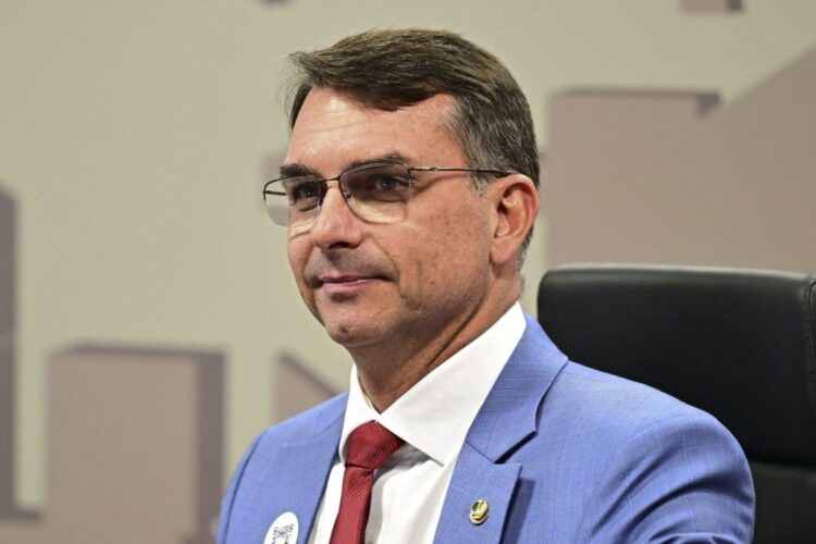 Flávio defende castração para abusadores e promete tratar “marginal como marginal” se for eleito