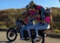 Cinco mulheres tentam empinar moto ao mesmo tempo e acabam no chão após perda de controle