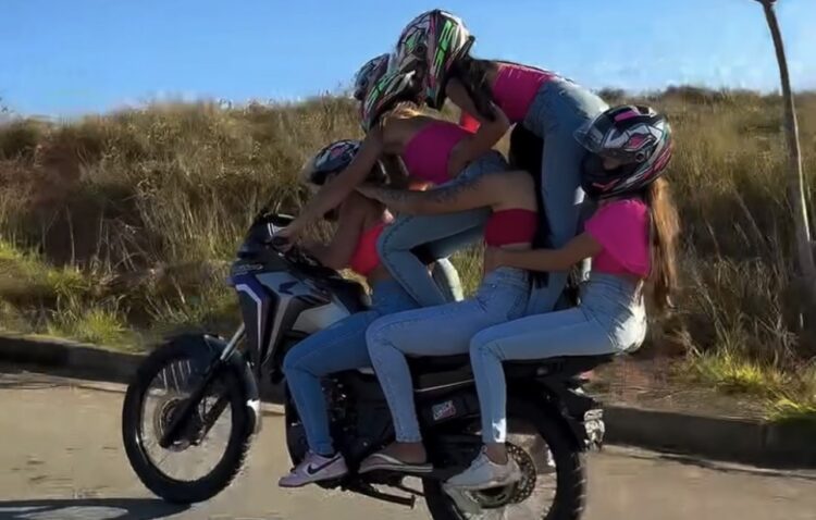 Cinco mulheres tentam empinar moto ao mesmo tempo e acabam no chão após perda de controle