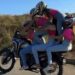 Cinco mulheres tentam empinar moto ao mesmo tempo e acabam no chão após perda de controle