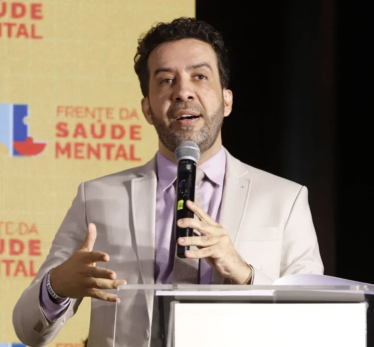 Janones diz que quer instalar QG de campanha no condomínio onde Bolsonaro mora