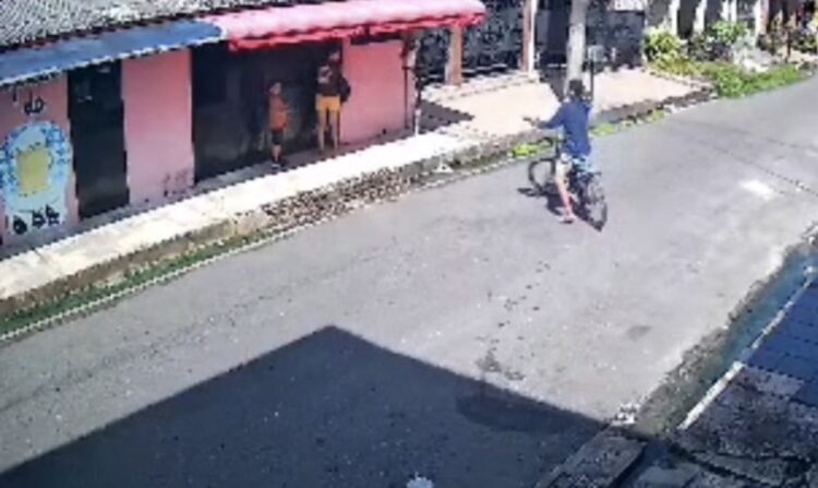 Ladrão em bicicleta assalta criança na saída da escola em Ananindeua