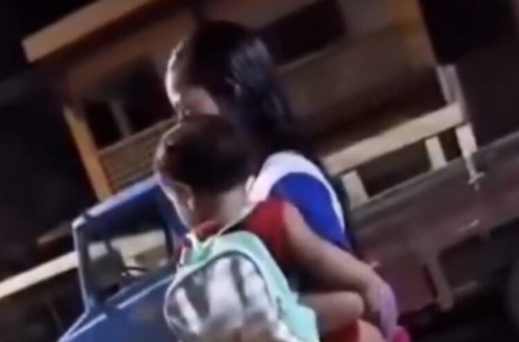 Avó se recusa a cuidar do neto e jovem vai para escola com bebê no colo