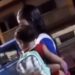 Avó se recusa a cuidar do neto e jovem vai para escola com bebê no colo