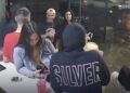 Dupla em motocicleta atira contra grupo de jovens em frente a adega e deixa feridos