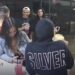 Dupla em motocicleta atira contra grupo de jovens em frente a adega e deixa feridos