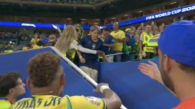 Seguranças tentam impedir encontro entre Neymar e o filho após vitória do Brasil