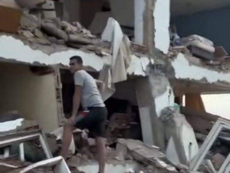 Sobreviventes presos sob escombros pedem ajuda após terremoto devastador na Venezuela