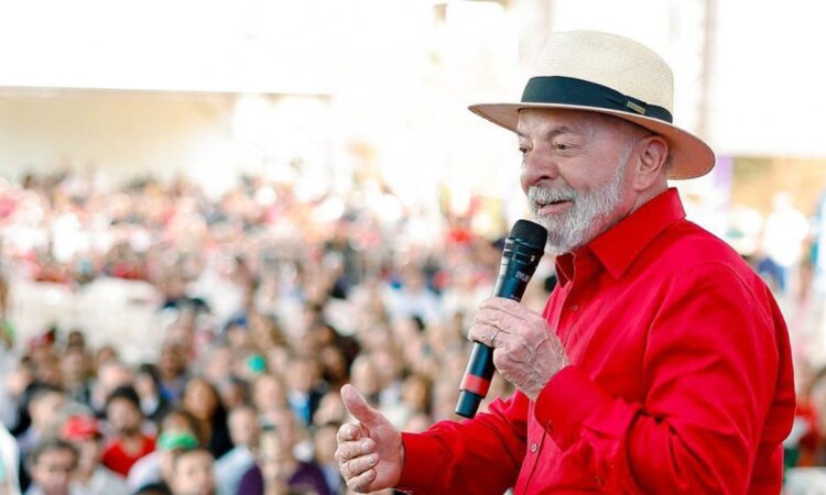Lula diz que há “vagabundos” tentando vender a Petrobras