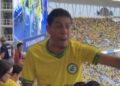 Brasileiro improvisa saia escocesa, prov0ca rival nas arquibancadas e divide opiniões na web