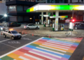 Prefeitura pinta faixa de pedestres com cores do arco-íris em alusão ao Dia do Orgulho LGBT