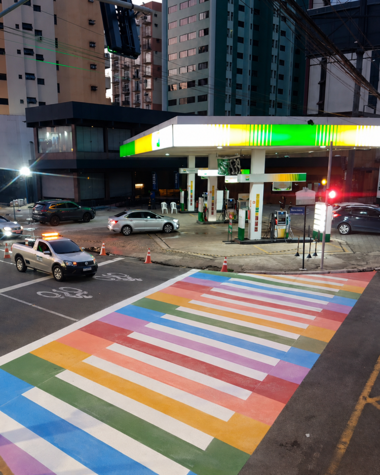 Prefeitura pinta faixa de pedestres com cores do arco-íris em alusão ao Dia do Orgulho LGBT