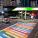 Prefeitura pinta faixa de pedestres com cores do arco-íris em alusão ao Dia do Orgulho LGBT