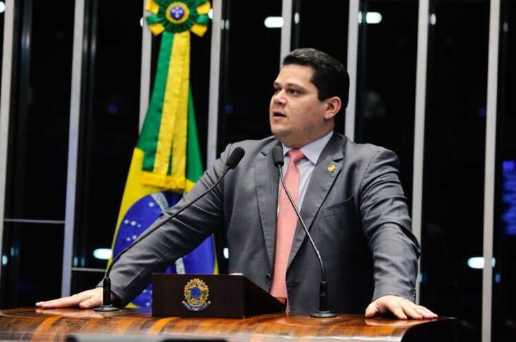Alcolumbre deixa PEC da escala 6×1 para depois do recesso e evita definir prazo