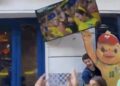 Torcedor tenta erguer Canarinho Pistola e acaba derrubando TV durante comemoração do Brasil