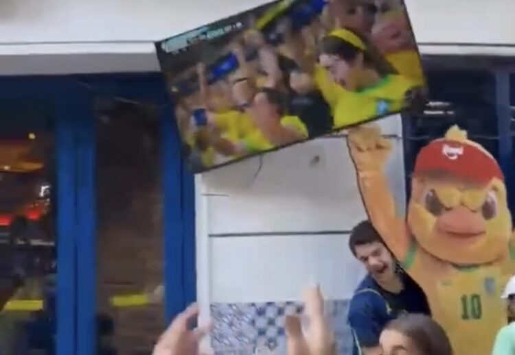 Torcedor tenta erguer Canarinho Pistola e acaba derrubando TV durante comemoração do Brasil