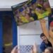 Torcedor tenta erguer Canarinho Pistola e acaba derrubando TV durante comemoração do Brasil