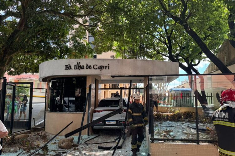 Carro invade prédio após motorista perder o controle, na Avenida Magalhães Barata
