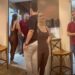 Vídeo mostra empresária agredindo marido e interrogando funcionárias de loja da Cacau Show após suspeita de traição, no Acre