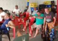 Torcedores brasileiros fazem “remada viking” em boteco de Minas Gerais e vídeo viraliza antes de jogo da Seleção