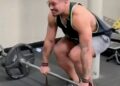Marombeiro “sangra” pelo rosto ao levantar peso durante treino, na academia