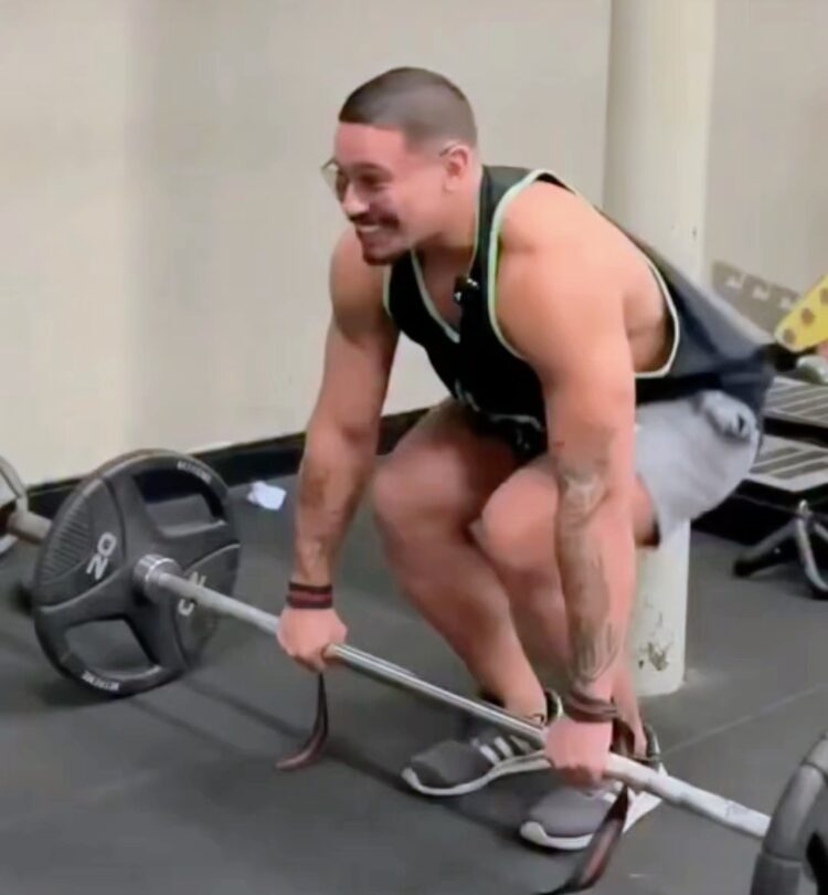 Marombeiro “sangra” pelo rosto ao levantar peso durante treino, na academia