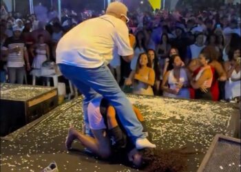 Cantor MC pisa na cabeça de fã durante show de funk cena gera polêmica nas redes