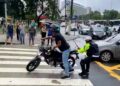 Motociclista é preso em flagrante dá socos em agente de trânsito no meio de avenida