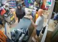 Em São Paulo, comerciante é ameaçado com arma por criminoso durante assalto na frente da própria filha