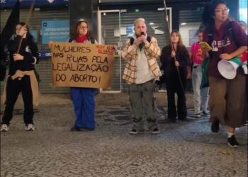 Ato pró-aborto com participação de pessoas transmasculinas chama atenção em Curitiba