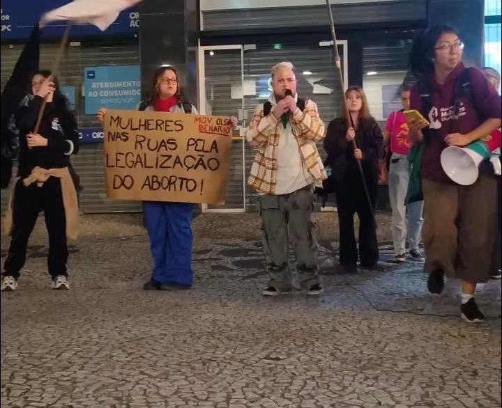 Ato pró-aborto com participação de pessoas transmasculinas chama atenção em Curitiba