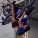 Jovem vence desafio de concessionária e ganha moto após ficar mais de 40 minutos pendurado de cabeça para baixo