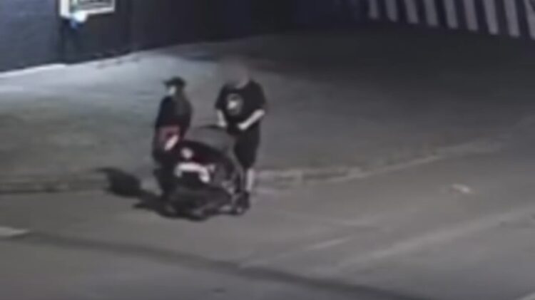 Homem ataca casal com carrinho de bebê no meio da rua e acaba contido pela Guarda Municipal