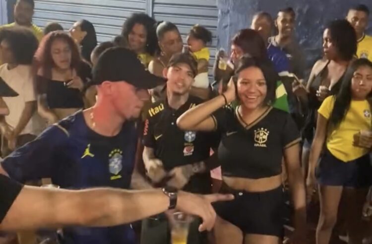 Idosa viraliza ao dançar funk com jovens, descer até o chão e dar show de disposição