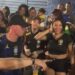 Idosa viraliza ao dançar funk com jovens, descer até o chão e dar show de disposição